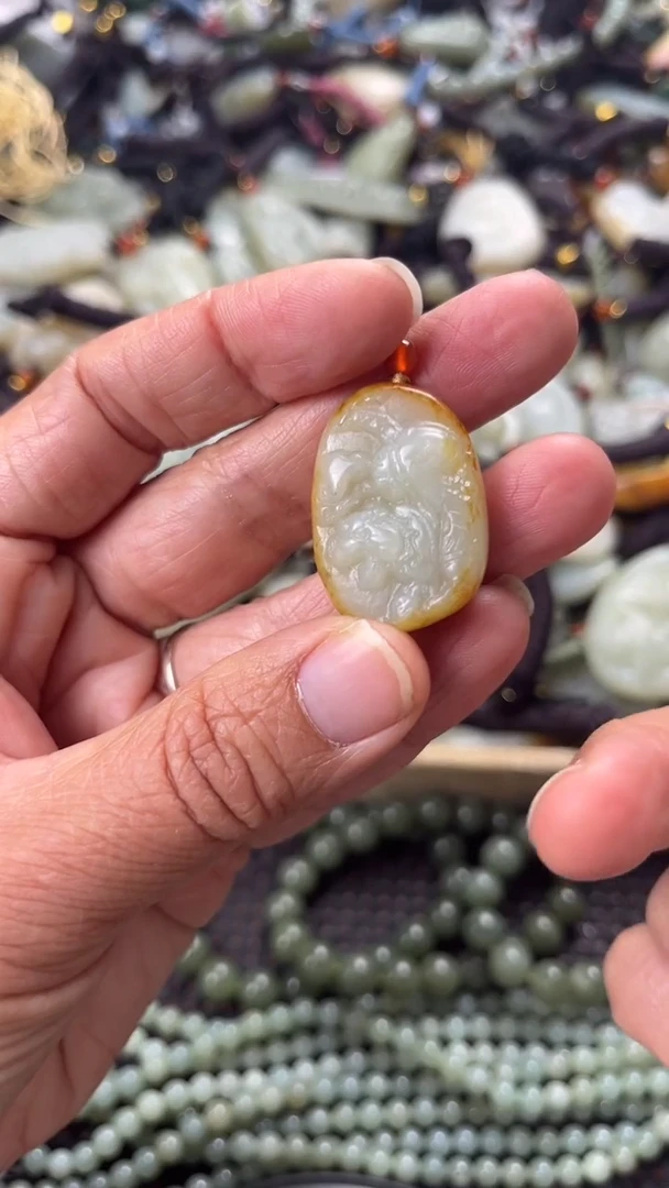 【闪购商品】和田玉颈饰未镶嵌多样性发货没有证书，拍一发一.有瑕