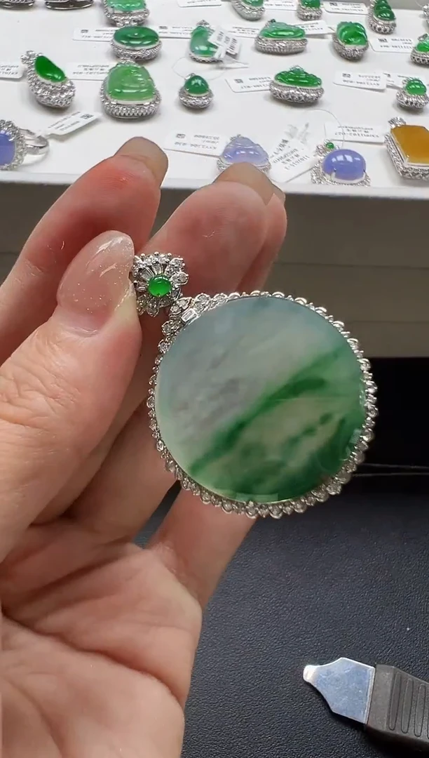 颈饰18K金镶嵌翡翠KAZ1102-008