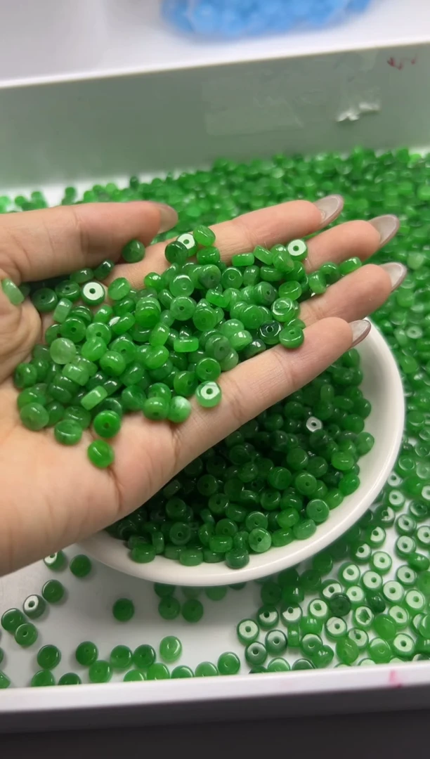 翡翠未镶嵌颈饰w1700辣绿翡算盘6*3mm*30颗