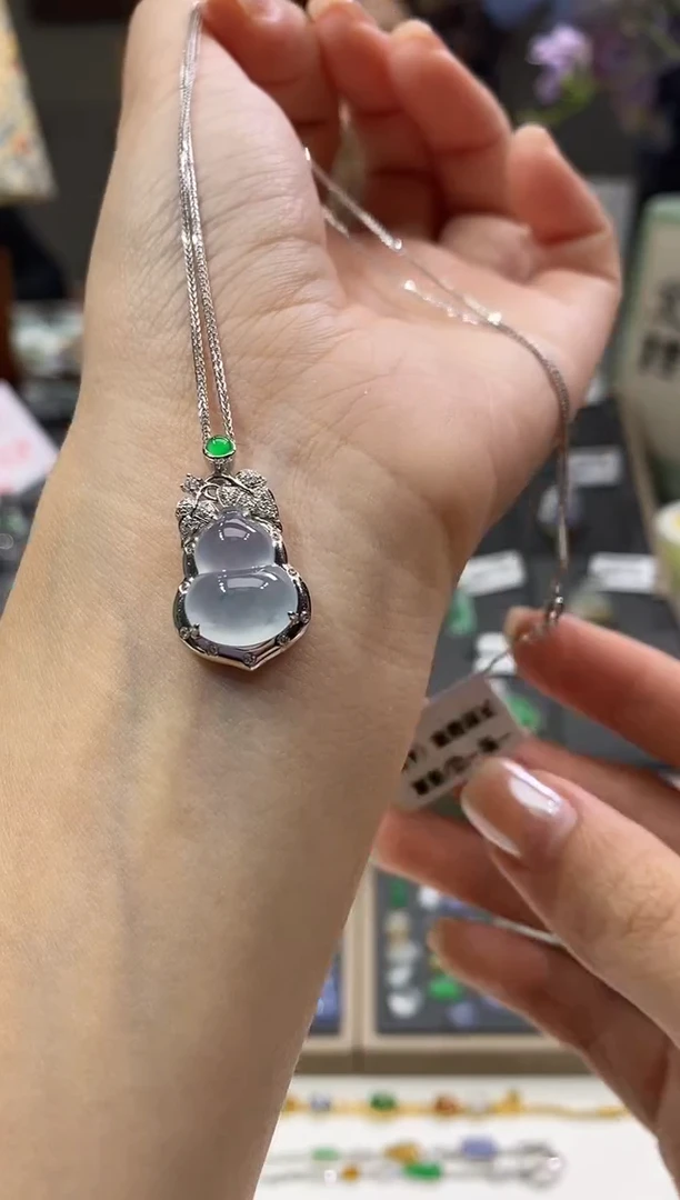 颈饰18K金镶嵌翡翠葫芦