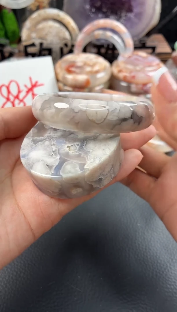 未镶嵌手镯（圆镯）石英质玉56