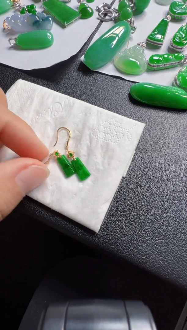 18K金镶嵌翡翠耳饰1000