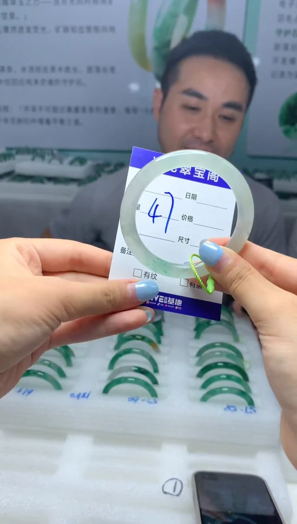 未镶嵌手镯石英质玉（非洲翠）1