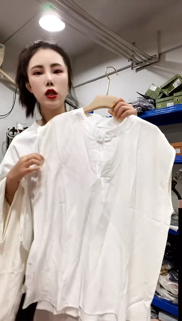 白色领口扣子坎袖