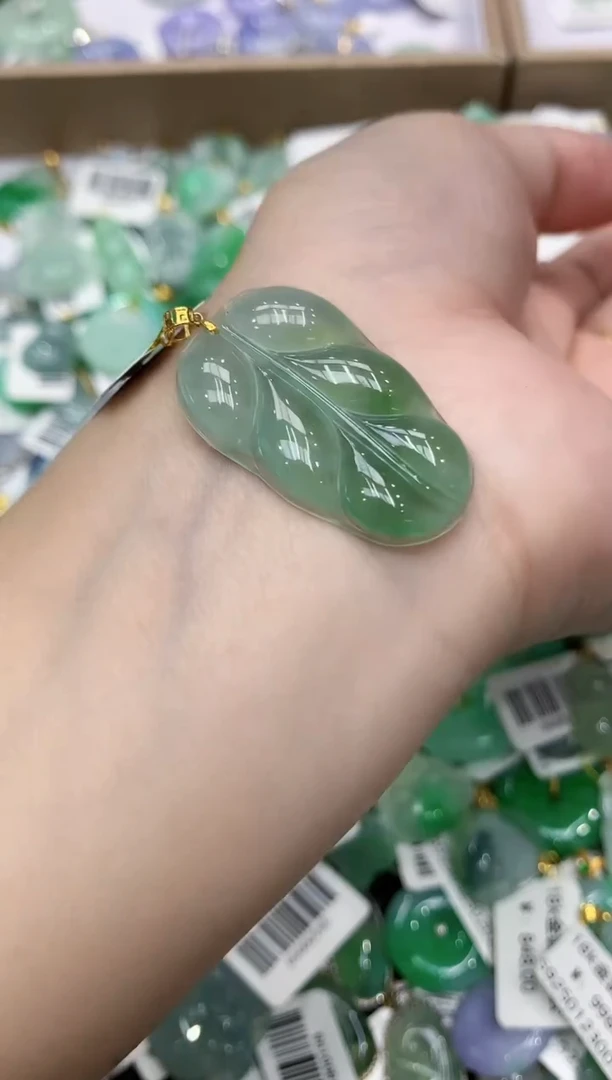 翡翠18K金镶嵌颈饰111111111