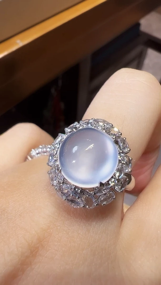 18K金镶嵌戒指翡翠蛋面