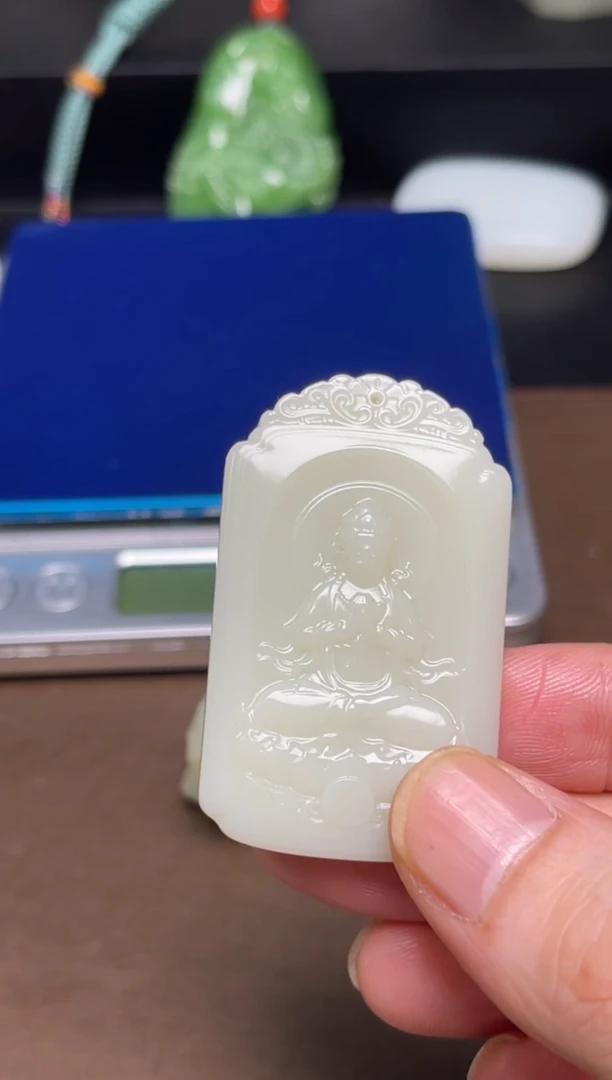 和田玉未镶嵌颈饰D**…29 通