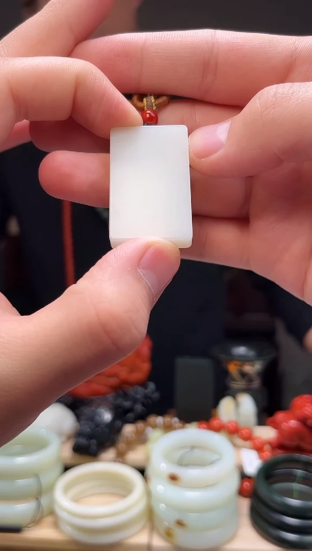 颈饰未镶嵌和田玉吊坠