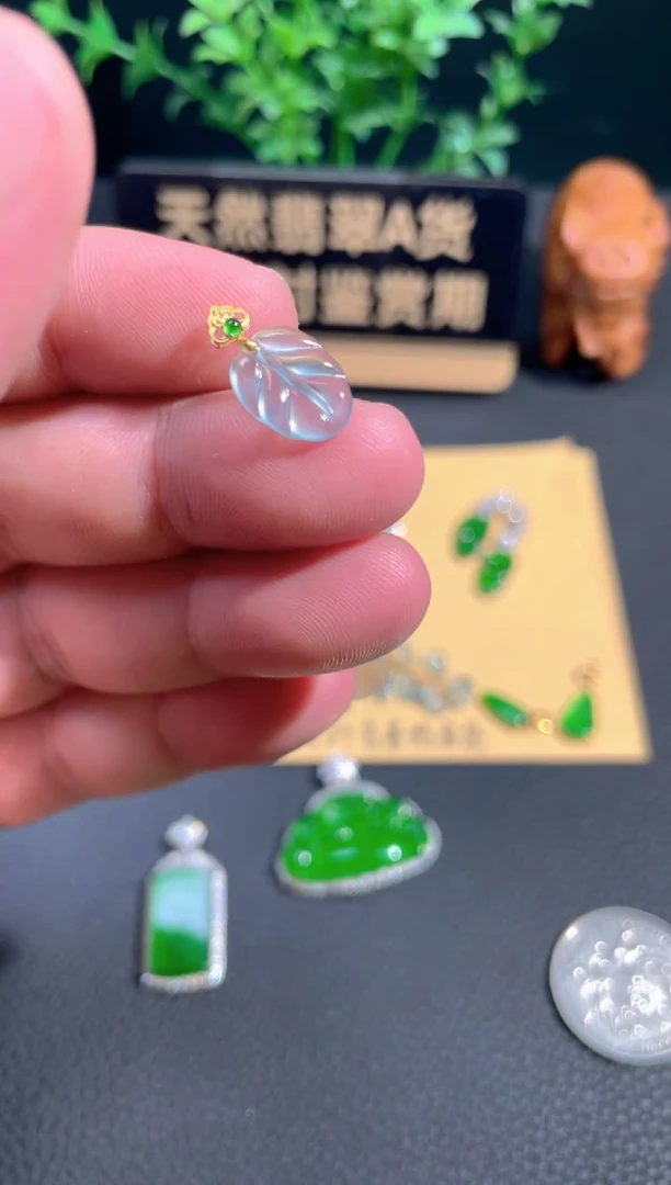 颈饰18K金镶嵌翡翠翡翠