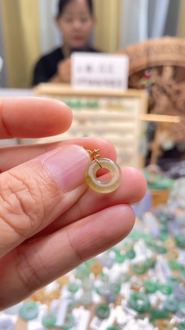 翡翠未镶嵌颈饰甜甜圈