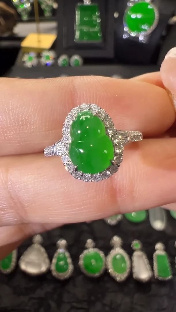 18K金镶嵌戒指翡翠高冰正阳绿葫芦戒指