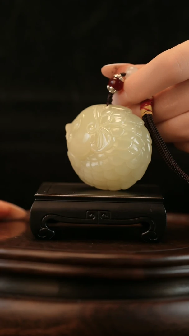 云南石竹叶青雕刻：年年有余