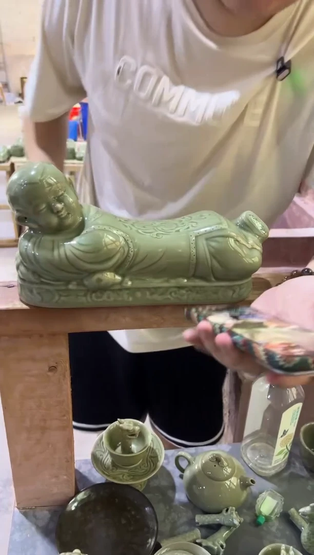 耀州窑青瓷娃娃枕头