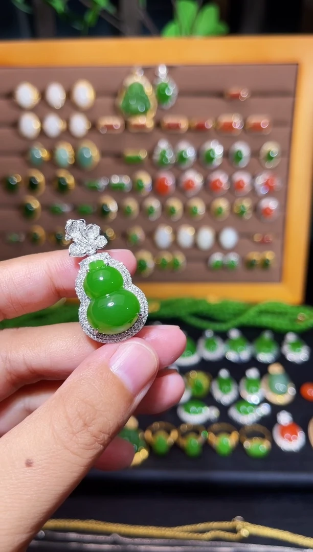 【闪购商品】和田玉（糖玉）吊坠18K金镶嵌苹果绿葫芦吊坠