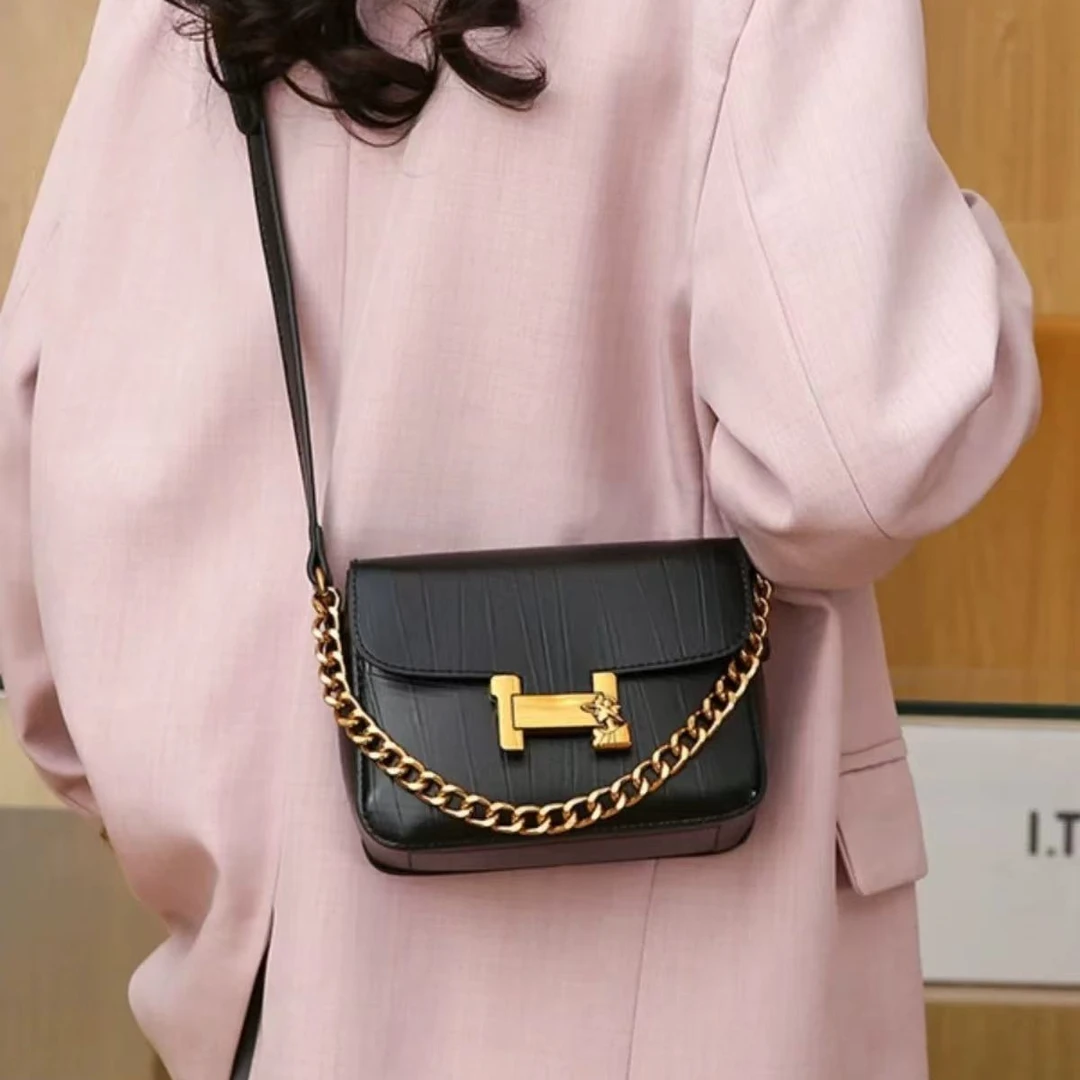 黑色单肩斜挎链条包