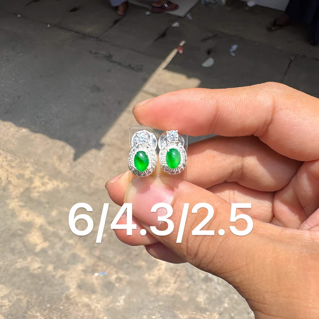 0522(小哪吒在源头)高冰种翡翠金丝辣绿耳钉干净饱满荧光足M60