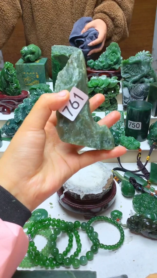 未镶嵌和田玉摆件1