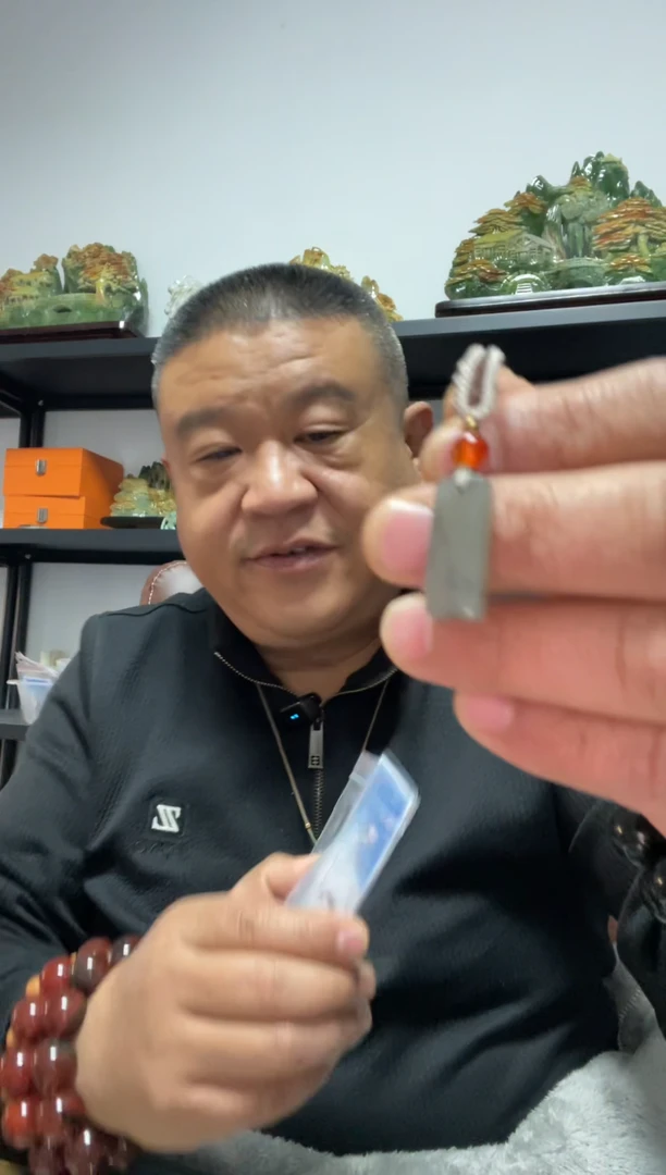 吊坠(赠链)未镶嵌和田玉小长条吊坠