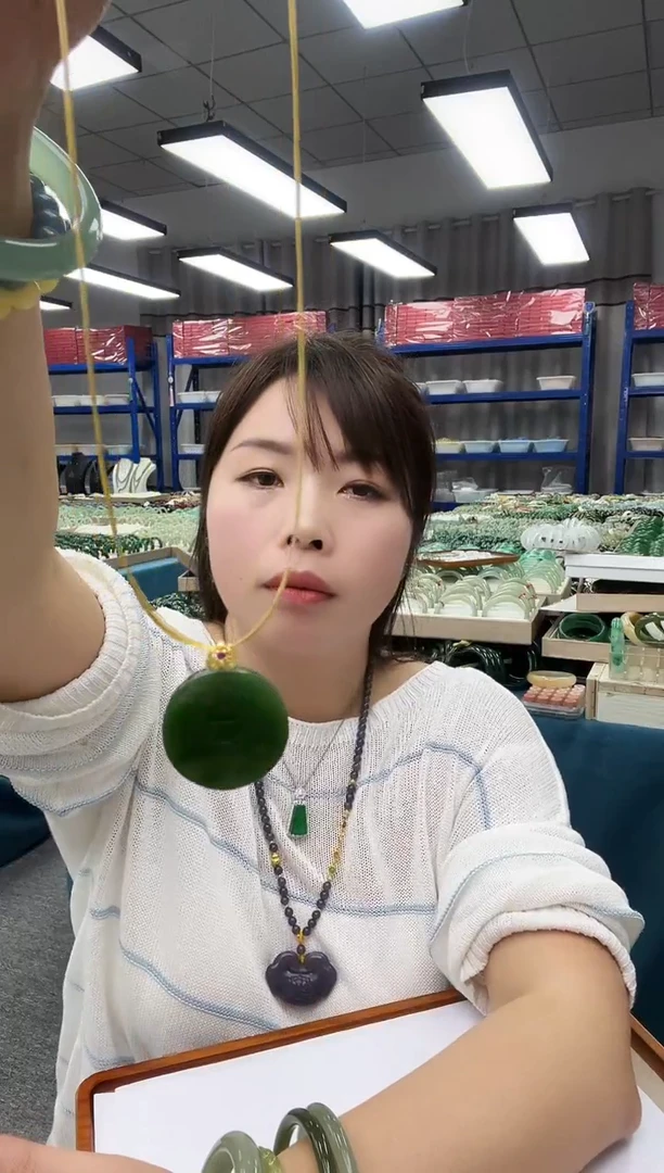 颈饰未镶嵌和田玉（碧玉）圆牌