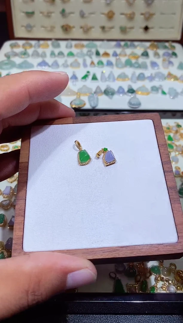 颈饰18K金镶嵌翡翠混****常1111111