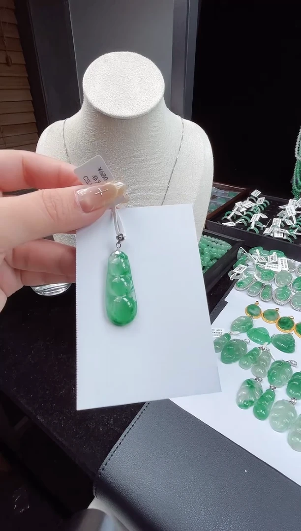 吊坠(赠链)银S925镶嵌石英质玉（非洲翠）22.48豆子