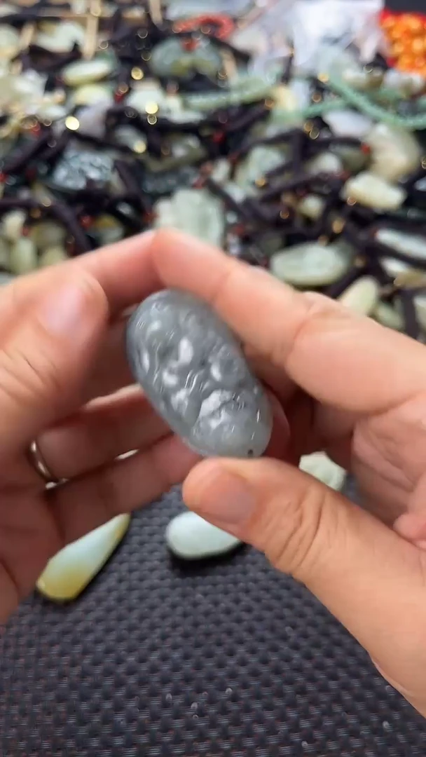 和田玉未镶嵌颈饰（多样性发一件）没有证书有瑕