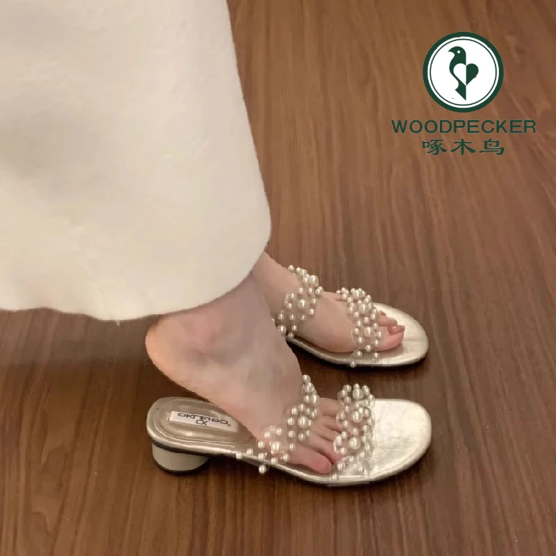 啄木鸟珍珠透明一字带露趾拖鞋女夏外穿2025新款配裙子绝美凉鞋女