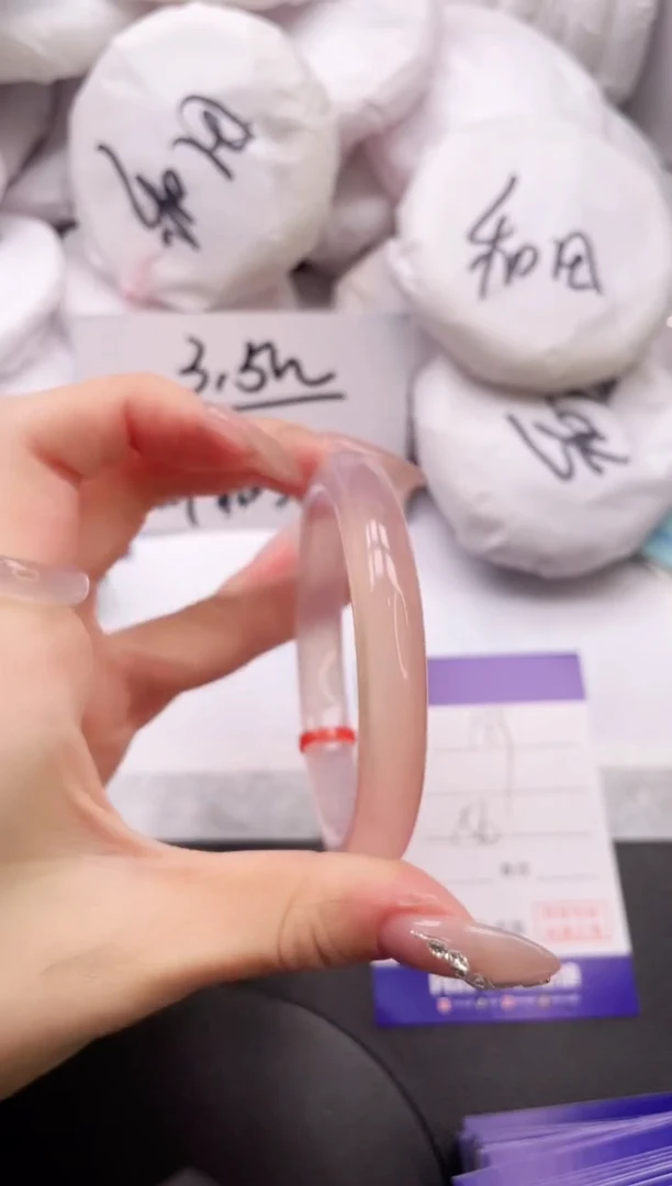 【闪购商品】石英质玉手镯未镶嵌26K189-56