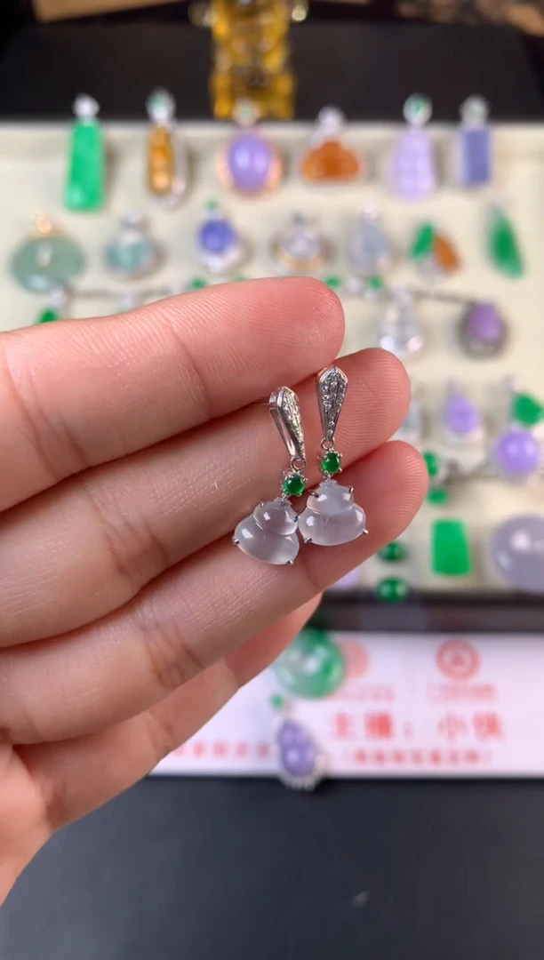 18K金镶嵌翡翠耳饰耳钉