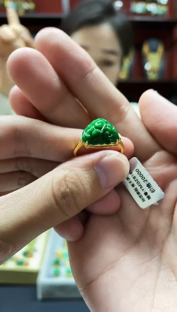 颈饰未镶嵌翡翠戒指