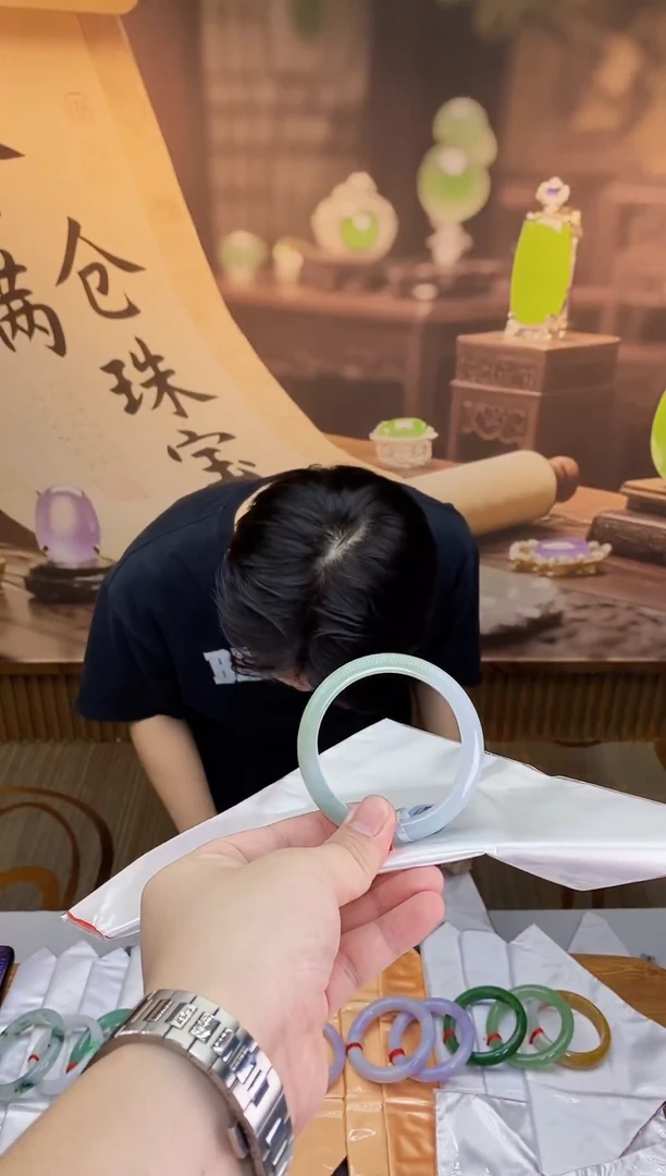 未镶嵌手镯翡翠手镯