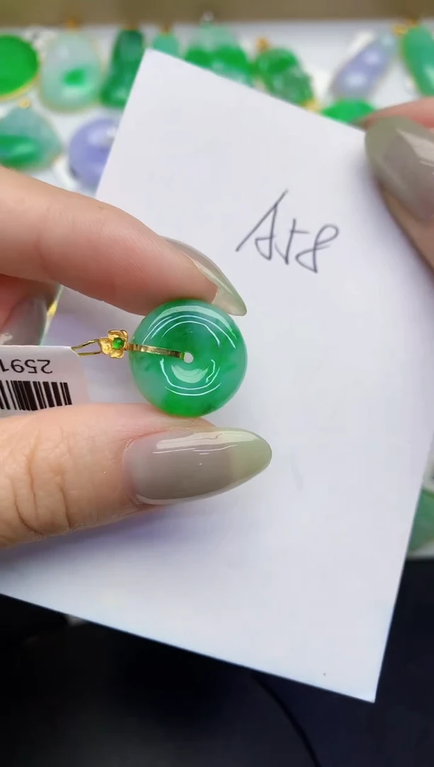 翡翠18K金镶嵌颈饰缅甸天然翡翠A货