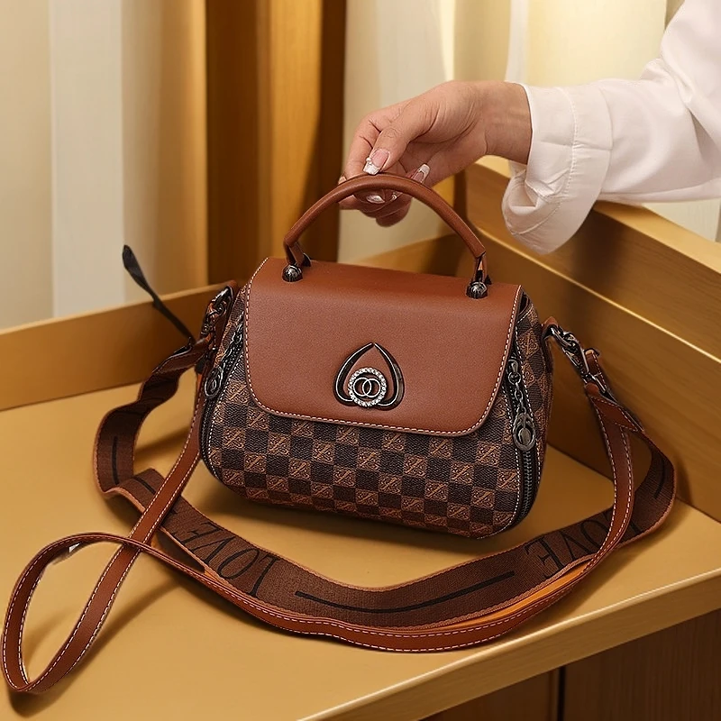 单肩时尚斜跨字母港风pvc气质百搭小众肩包（823）