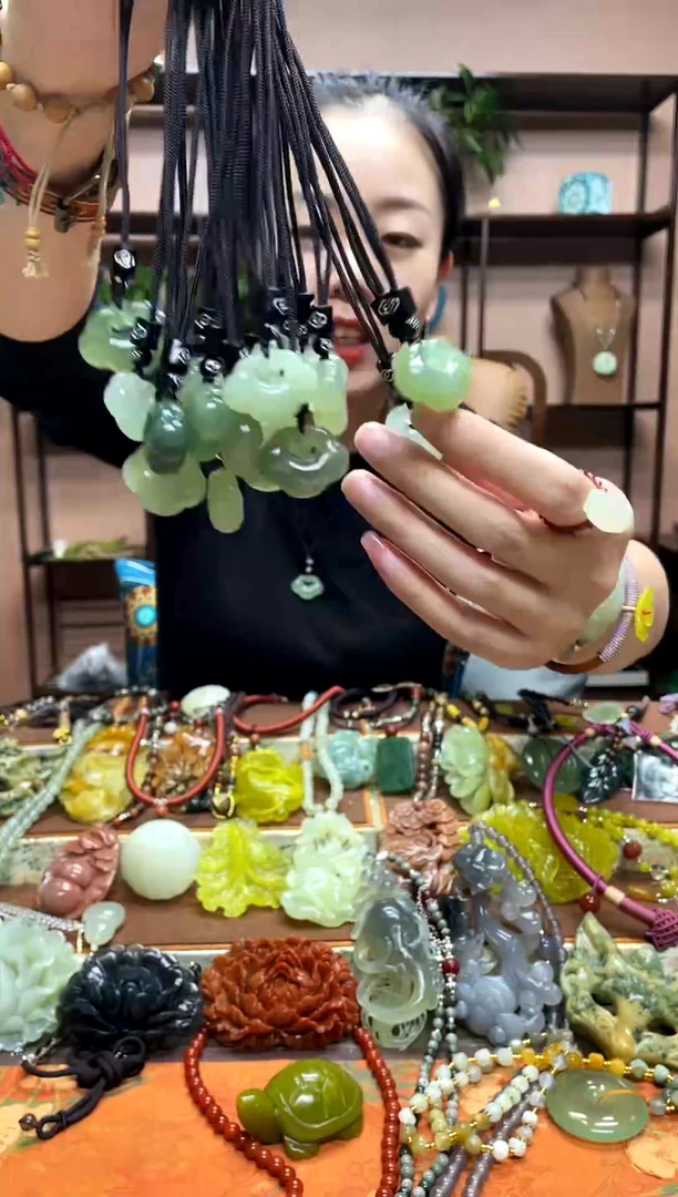 未镶嵌岫玉吊坠多样性发货发其中之一