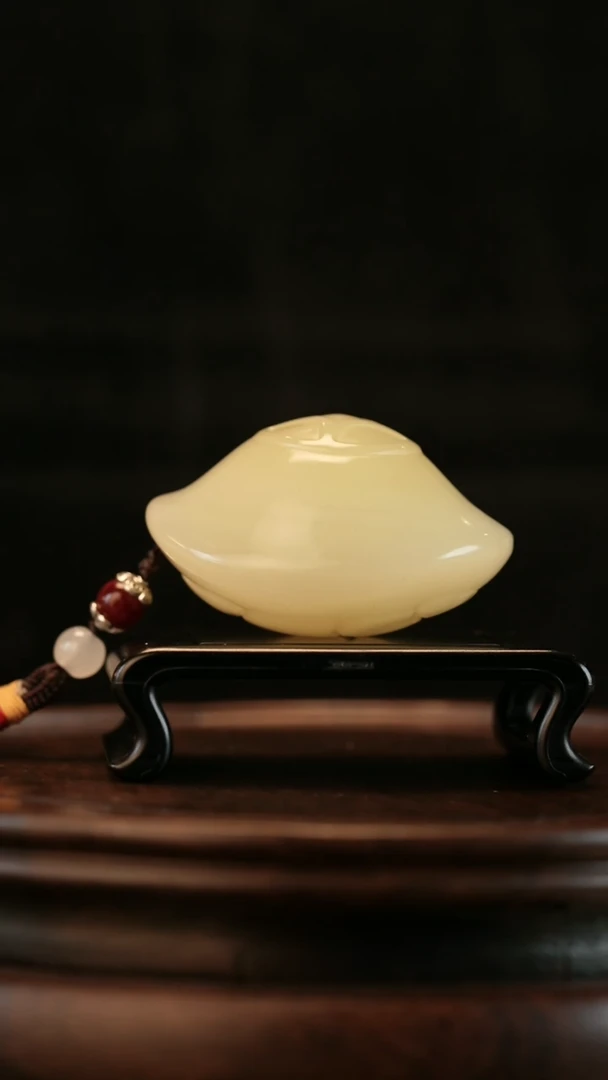 云南石竹叶青雕刻：元宝富甲天下