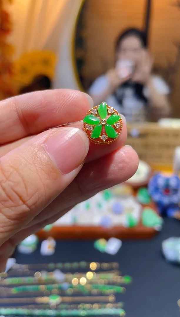 翡翠18K金镶嵌颈饰18K金镶嵌