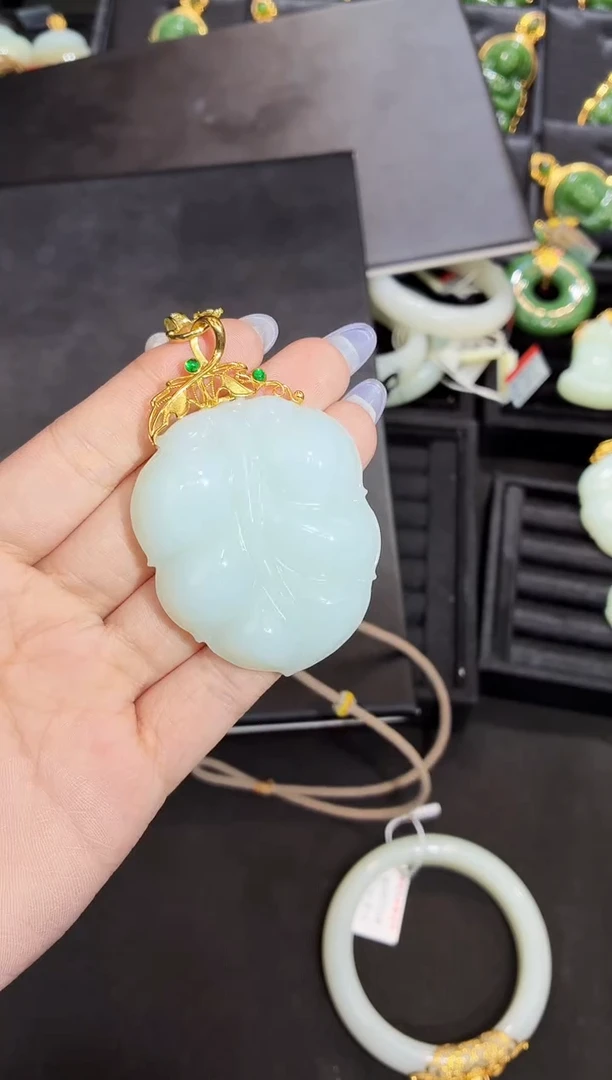 吊坠(赠链)18K金镶嵌和田玉多样性发一