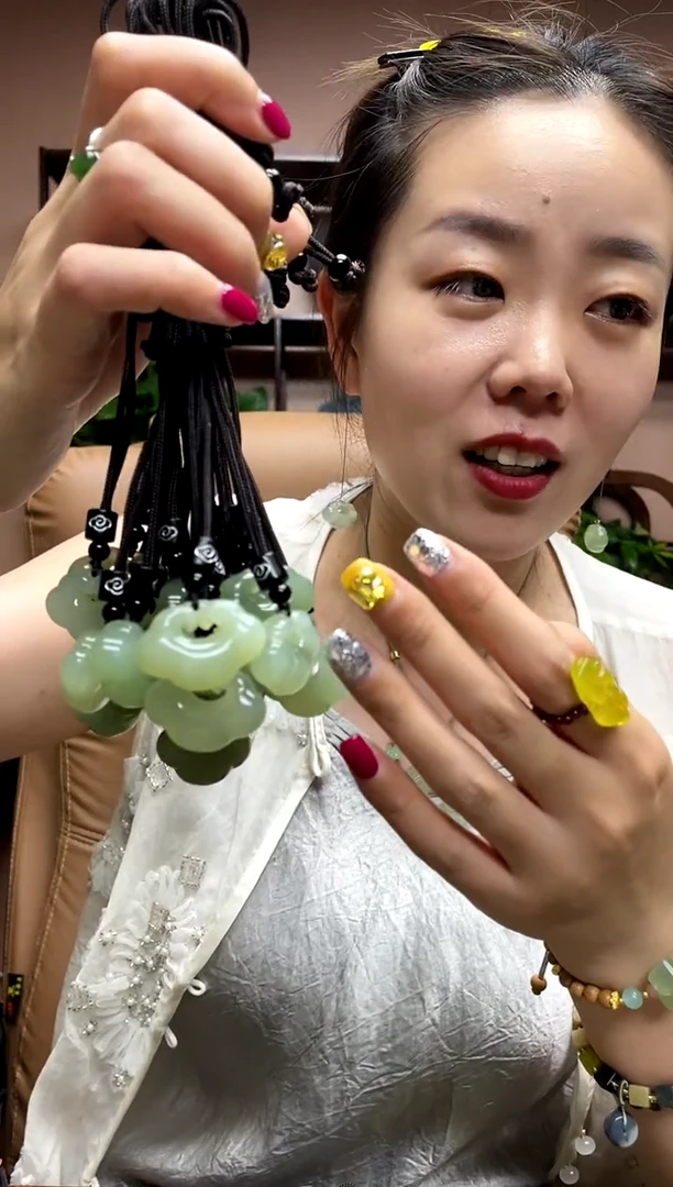 岫玉未镶嵌吊坠多样性发货发其中之一