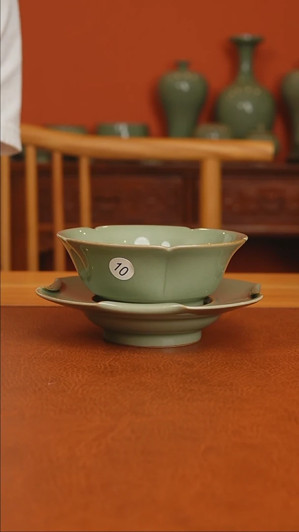 越窑秘色瓷荷叶盏二级品