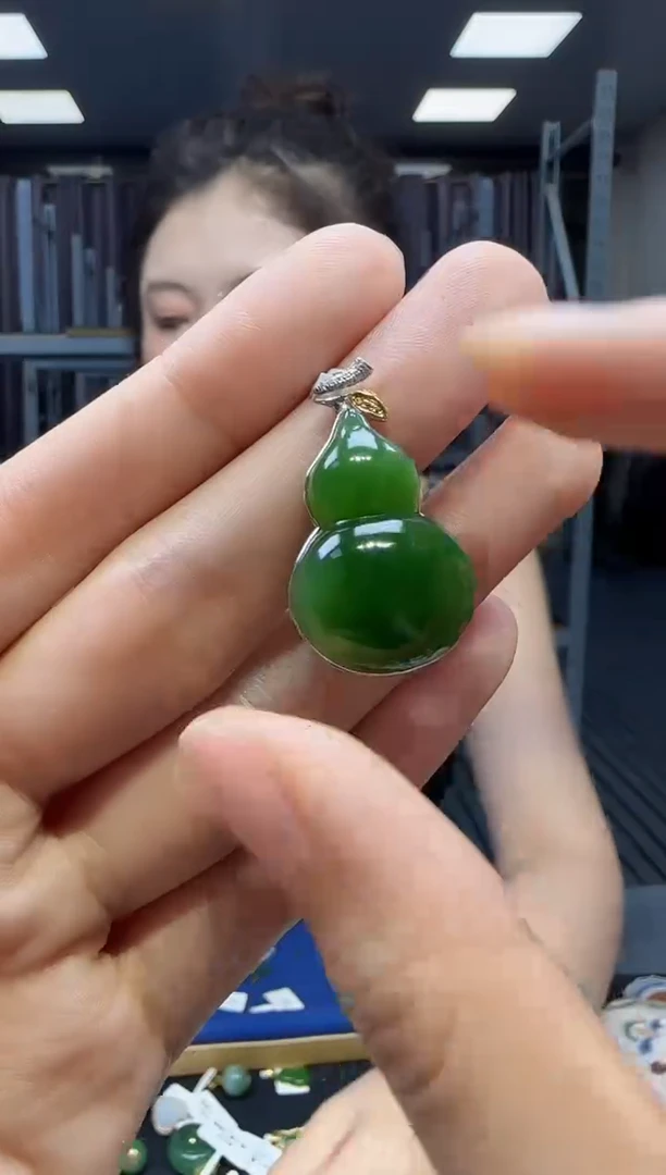 和田玉18K金镶嵌挂件 不含链