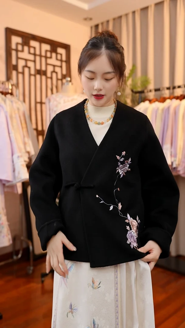 刺绣真丝非遗服饰一物一件