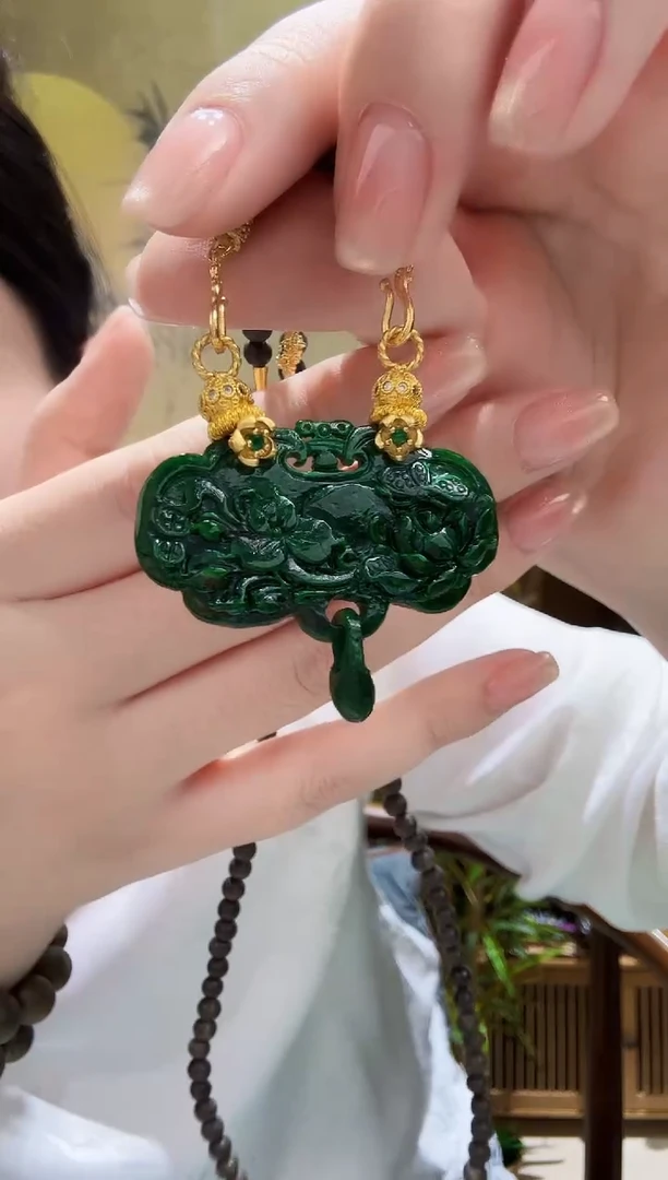 颈饰未镶嵌翡翠吊坠