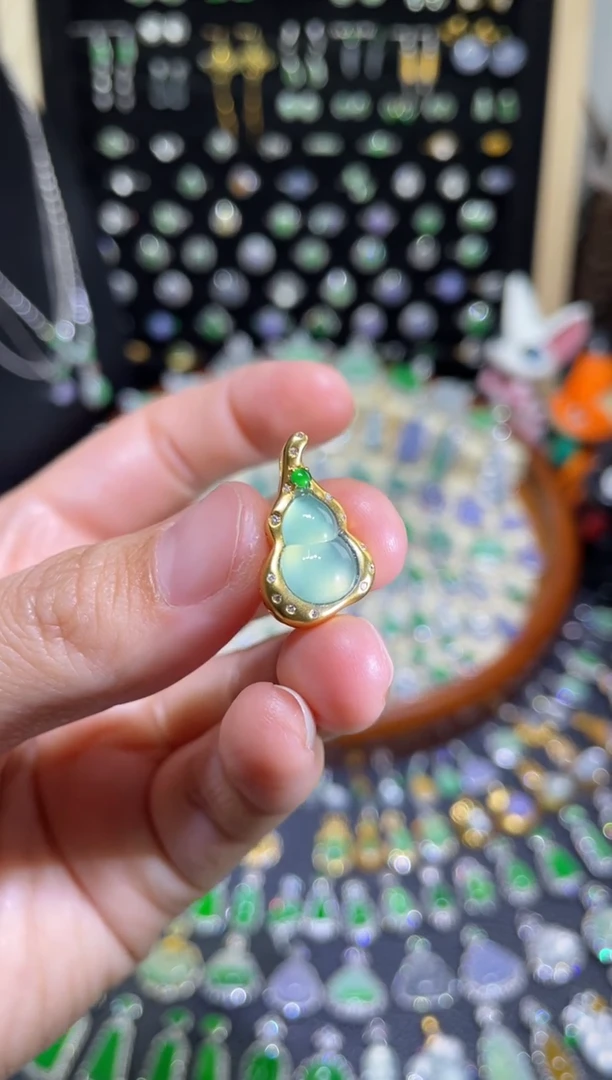 颈饰18K金镶嵌翡翠玻璃种晴底葫芦吊坠