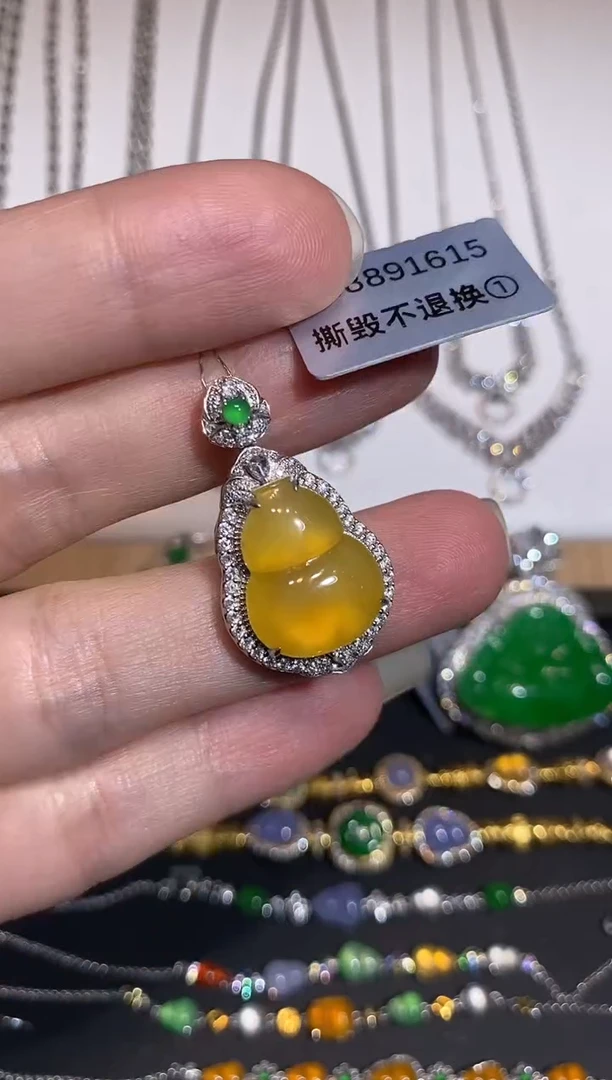 颈饰18K金镶嵌翡翠吊坠