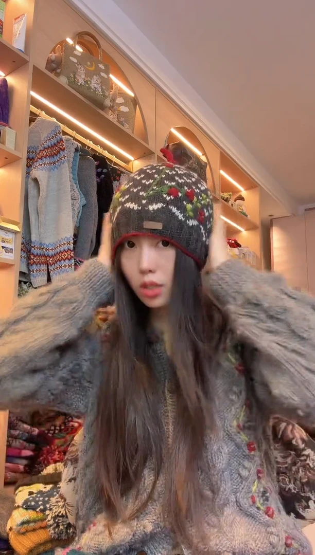 羊毛灰色小丸子帽