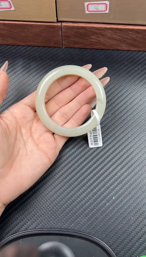 未镶嵌手镯和田玉黑山微色差55手镯mL