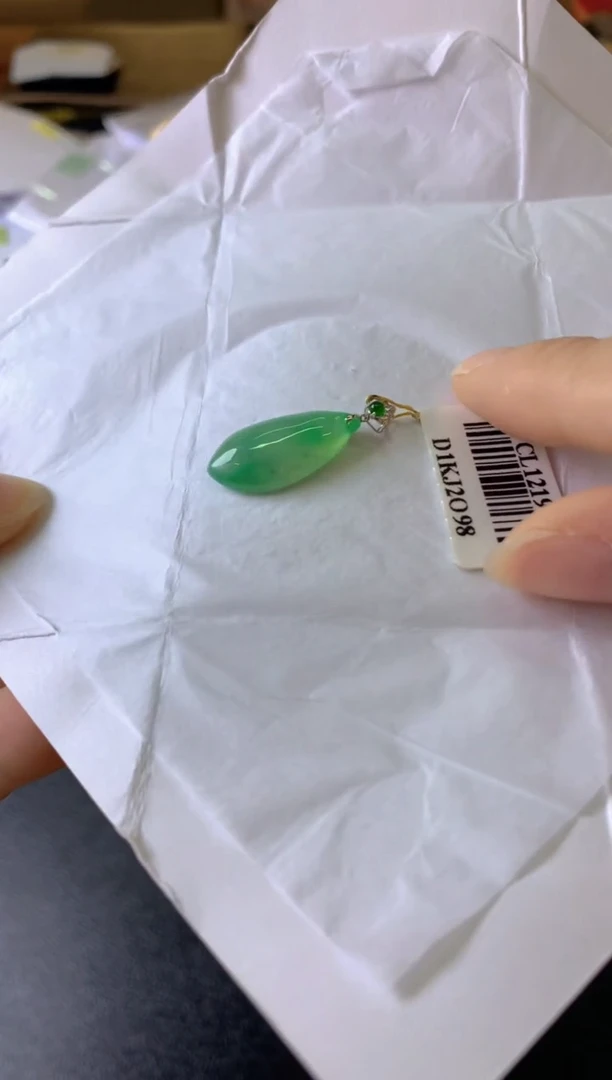 翡翠18K金镶嵌颈饰成品吊坠