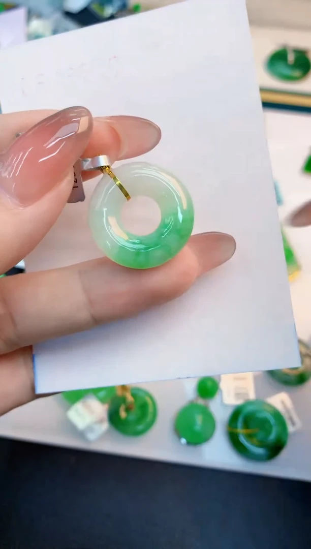 翡翠未镶嵌颈饰1