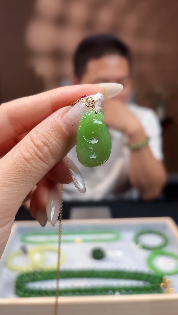 吊坠(赠链)18K金镶嵌和田玉苹果绿 如意