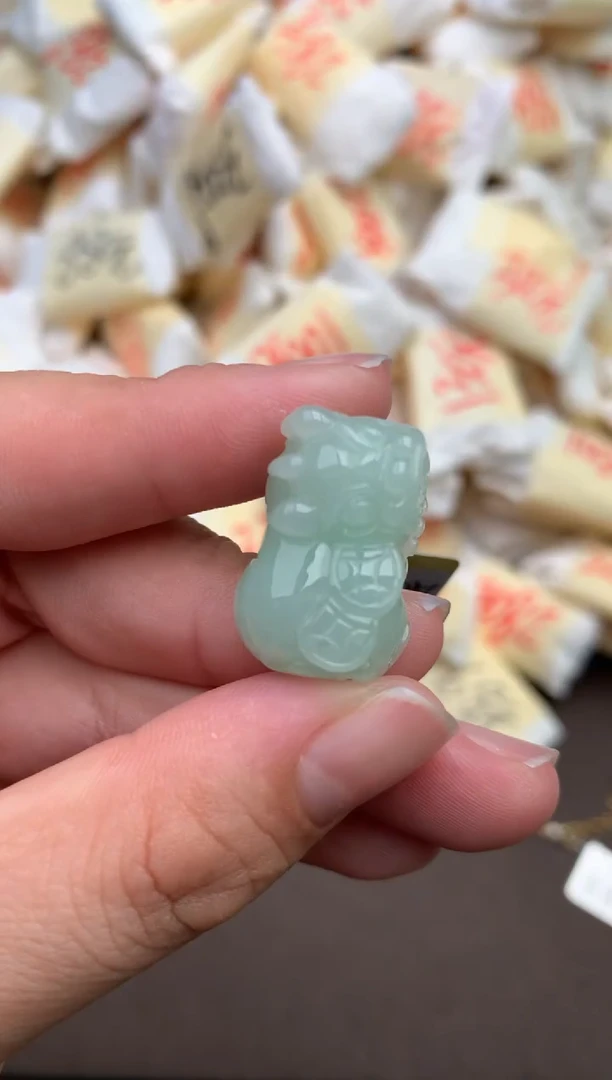 翡翠挂件未镶嵌 —